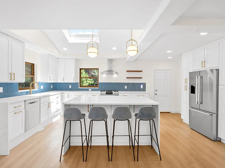 525 Forest St — Photo 2