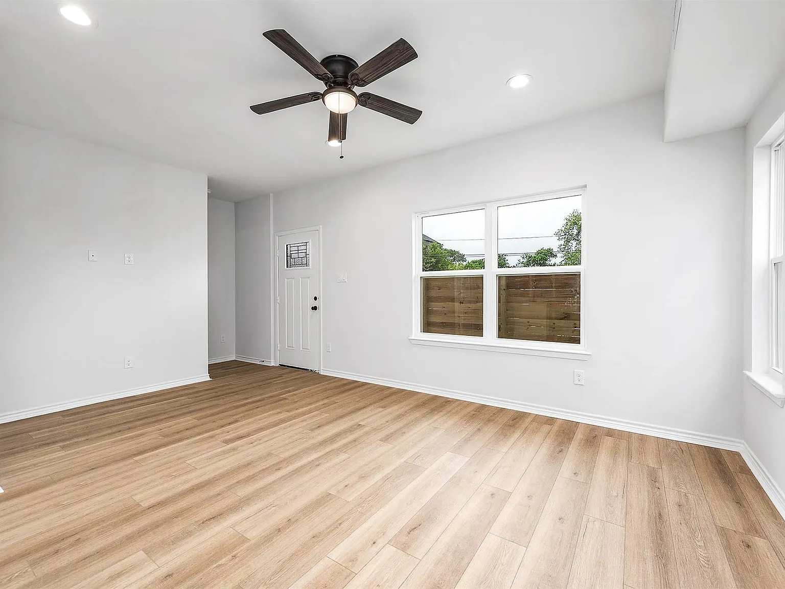 3 bed, 2.5 bath, 1328 sqft, $1,795 — Photo 3