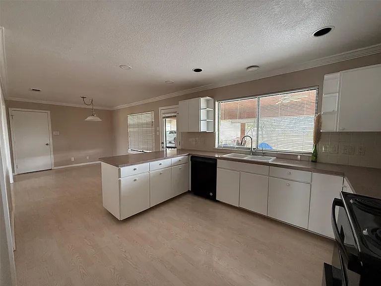 5850 Dacy Ln — Photo 7