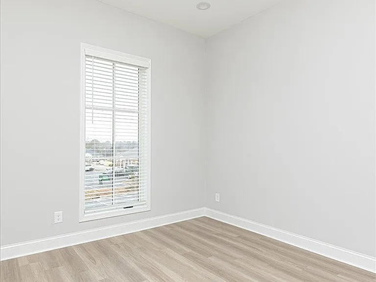 1013 Northside Dr — Photo 7