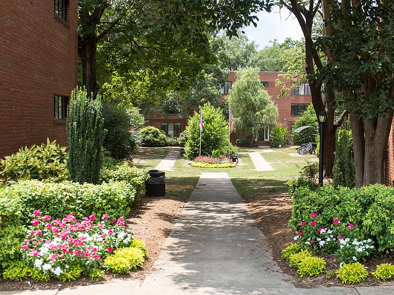 Cameron Court Apartments — Photo 36
