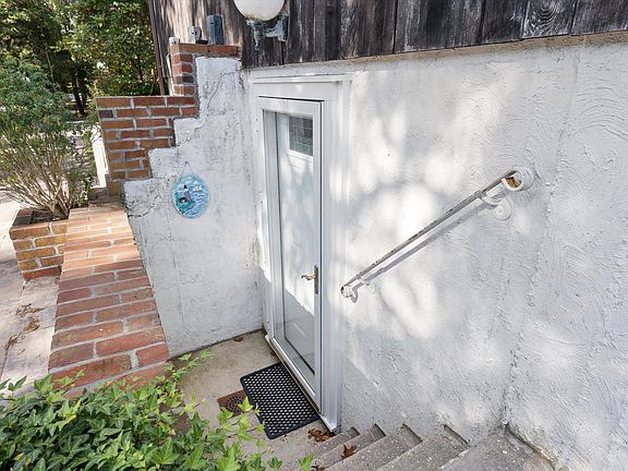 3rd image of 624 Noyack Rd