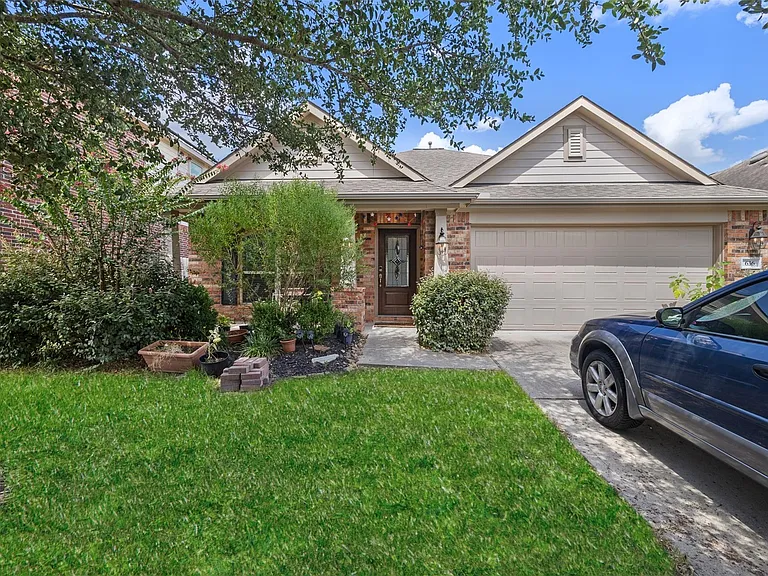636 Maple Point Dr E — Photo 1