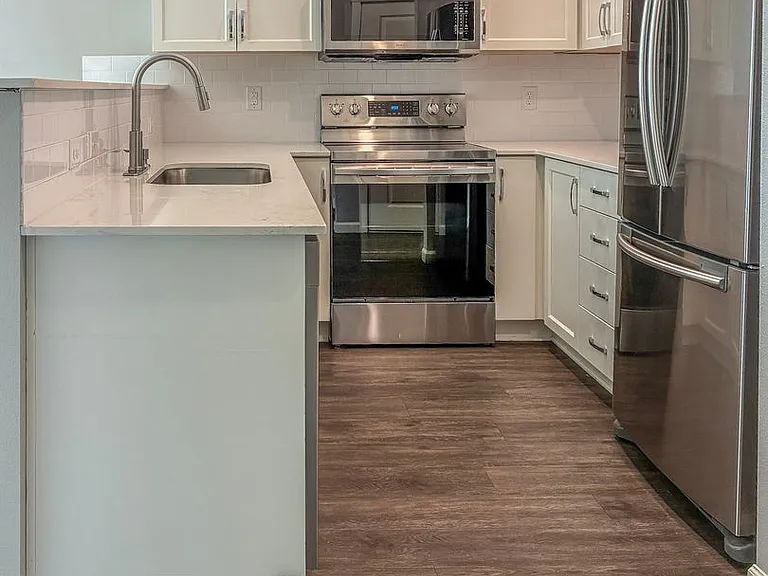 7100 N Greenwich Ave — Photo 1