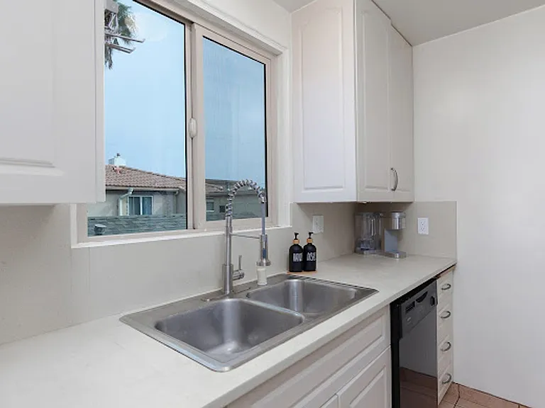 725 Santa Barbara Pl — Photo 24