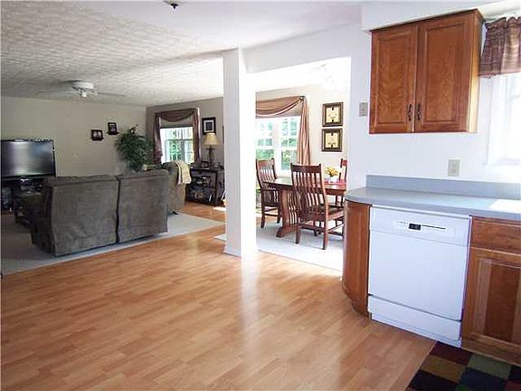 4th image of 27 Bramblewood Ln
