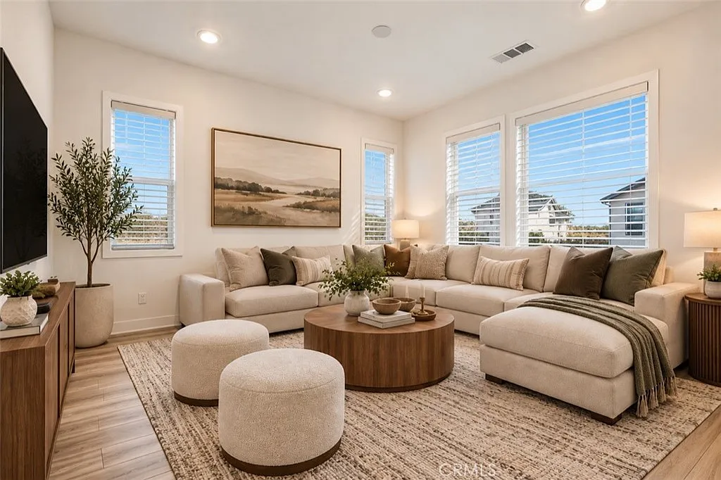 3 bed, 2.5 bath, 1637 sqft, $3,600 — Photo 1