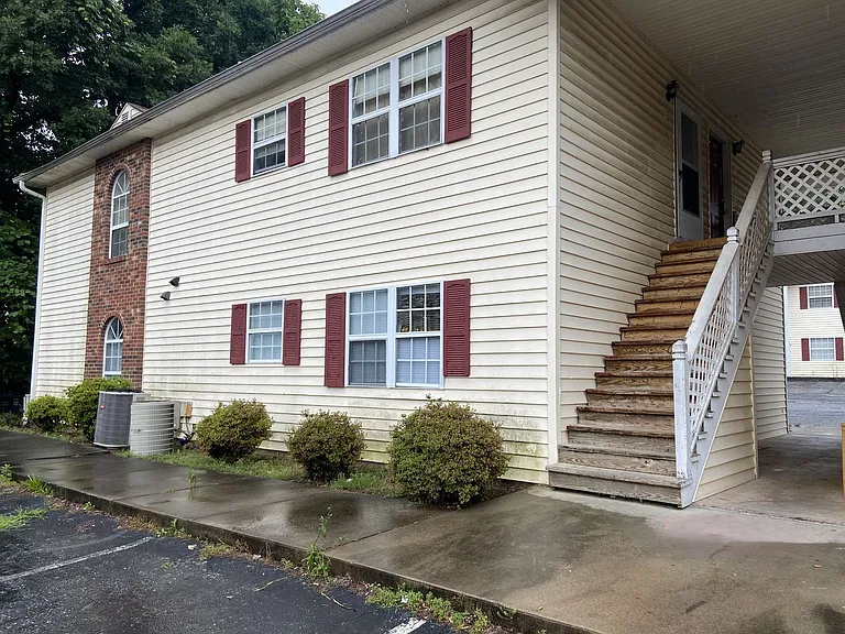 2914 Creekview Ct #C — Photo 1