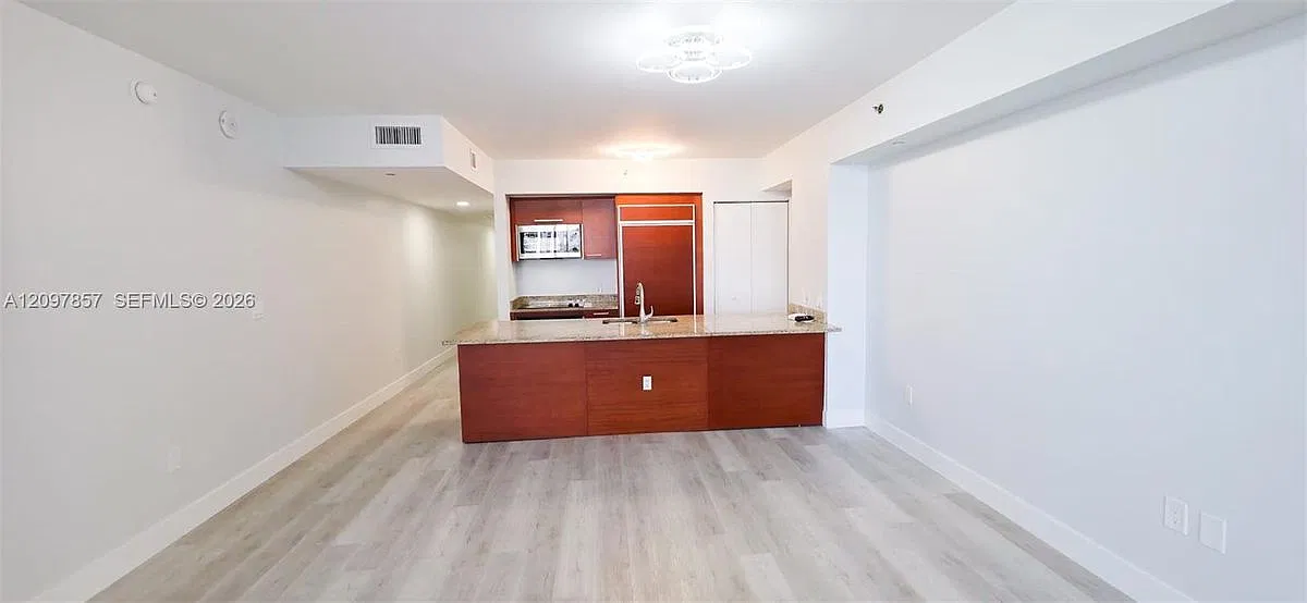 1 bed, 1.0 bath, 844 sqft, $4,348 — Photo 2