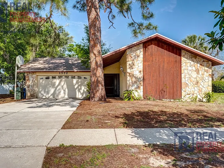 1370 Palmwood Dr — Photo 1