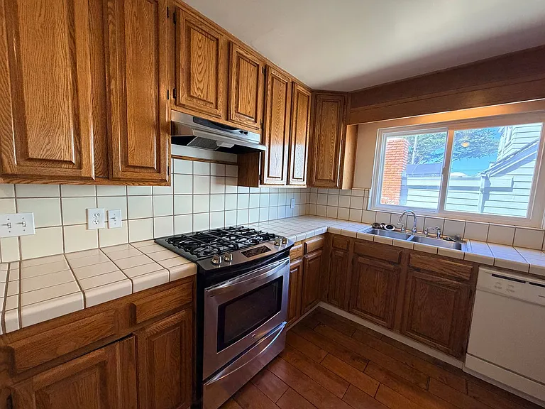 960 Forest Ave — Photo 9