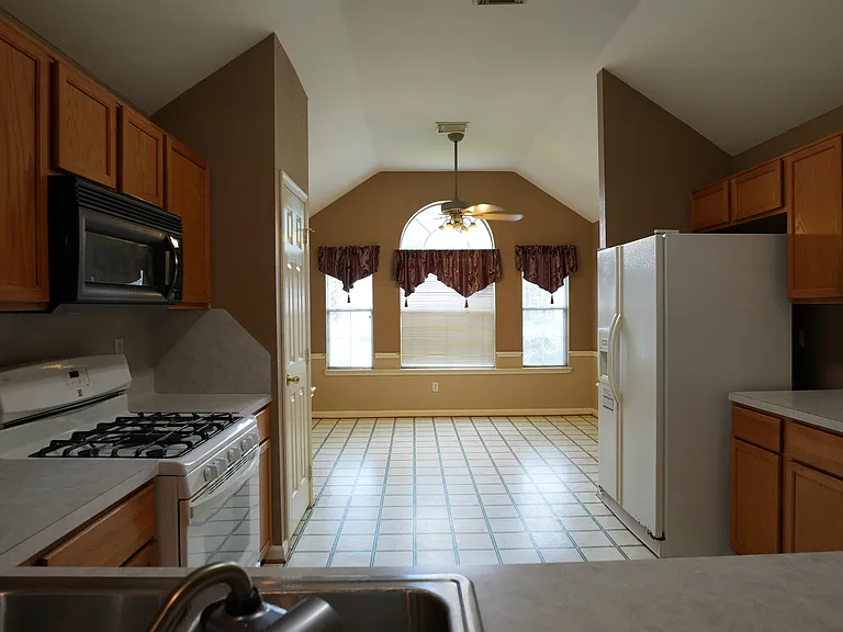 19419 Stamford Dr — Photo 3