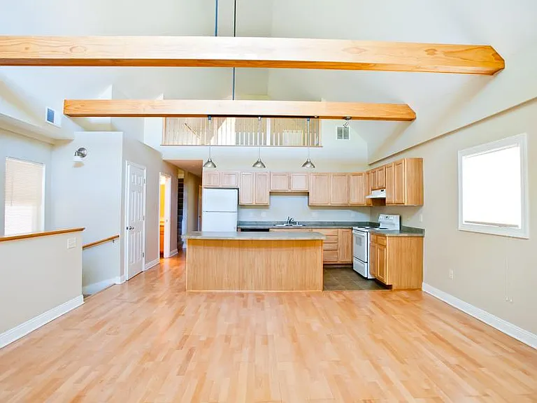 3255 N Oakland Ave #UPPER — Photo 2