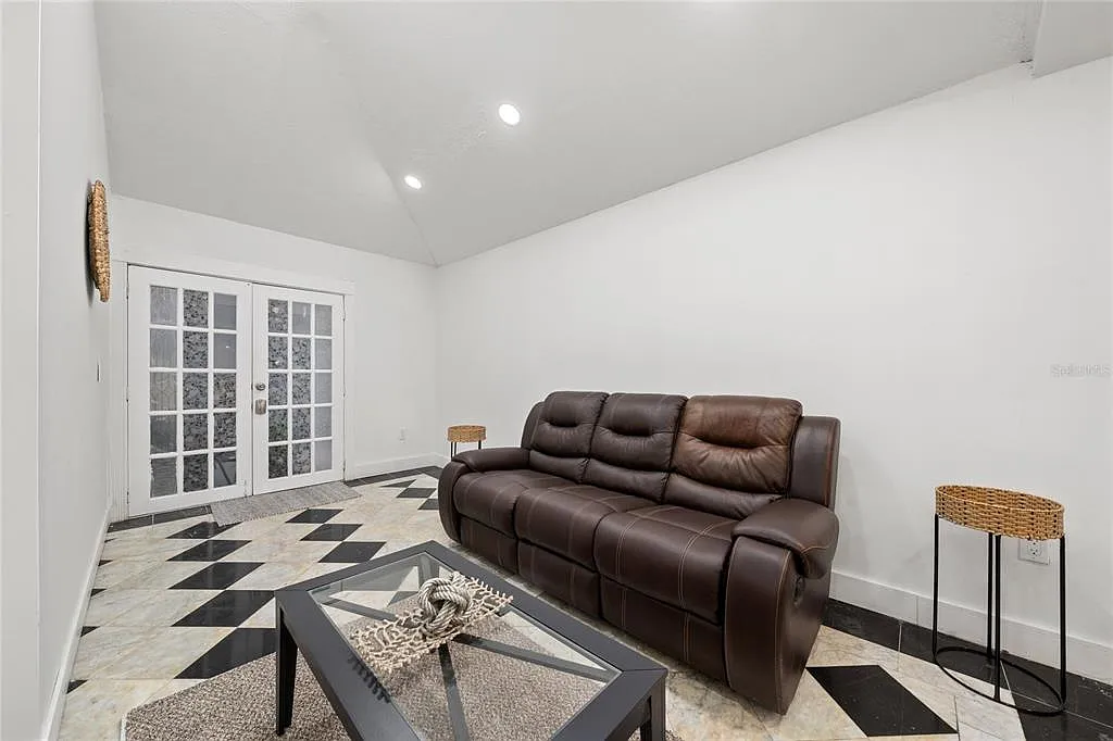711 Briarcliffe St — Photo 2