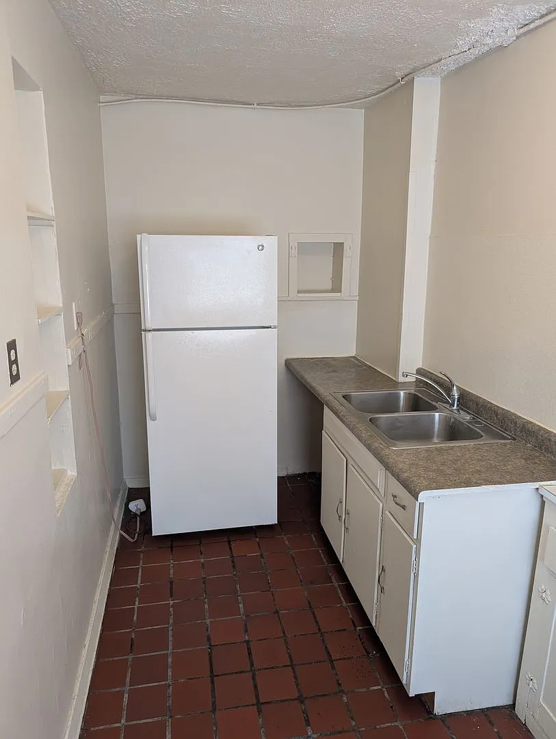301 S 18 — Photo 2