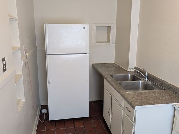 2nd image of 301 S 18th St APT 3