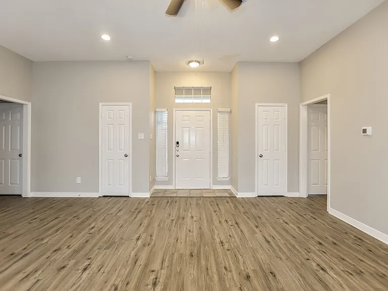 105 Princeton Cir — Photo 3