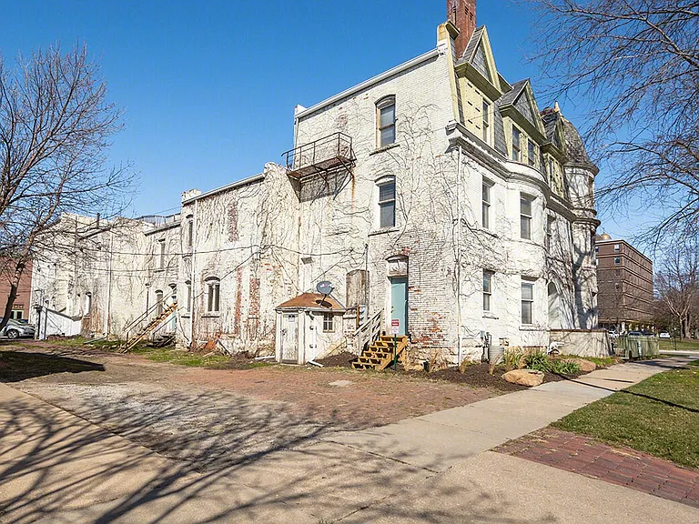 Barr Terrace Apartments — Photo 9