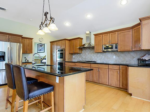 4th image of 17 Yates Ln