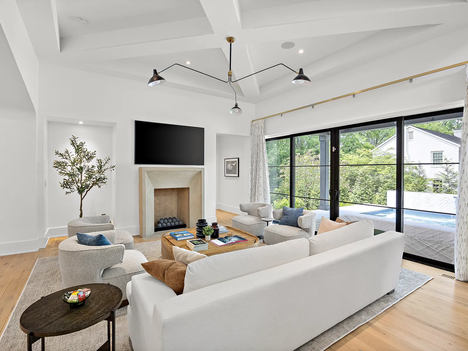 5 bed, 4.5 bath, 4158 sqft, $16,000 — Photo 4