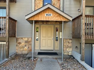 9523 University Ave APT 6, Clive, IA 50325