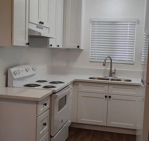 Iris Arms Apartments — Photo 15