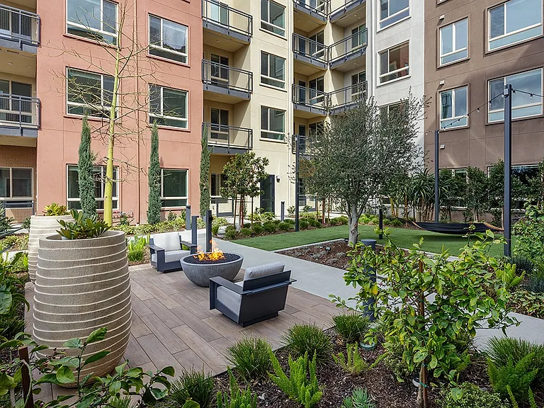 Courtyard with Fire Pit & Hammock - Esperanza at Duarte Station
