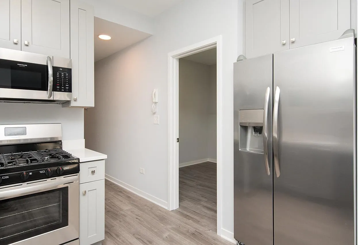 3 bed, 1000 sqft, $2,299 — Photo 1