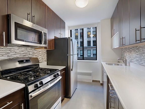 5th image of 300 Mercer St APT 4E