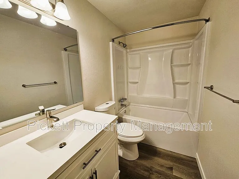 354 NW Edvard St #G — Photo 17
