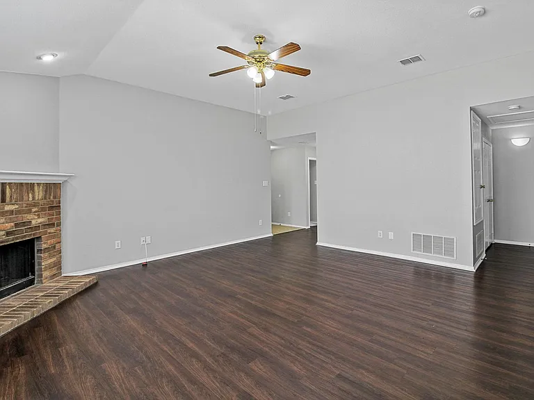2817 Briargrove Ln — Photo 3