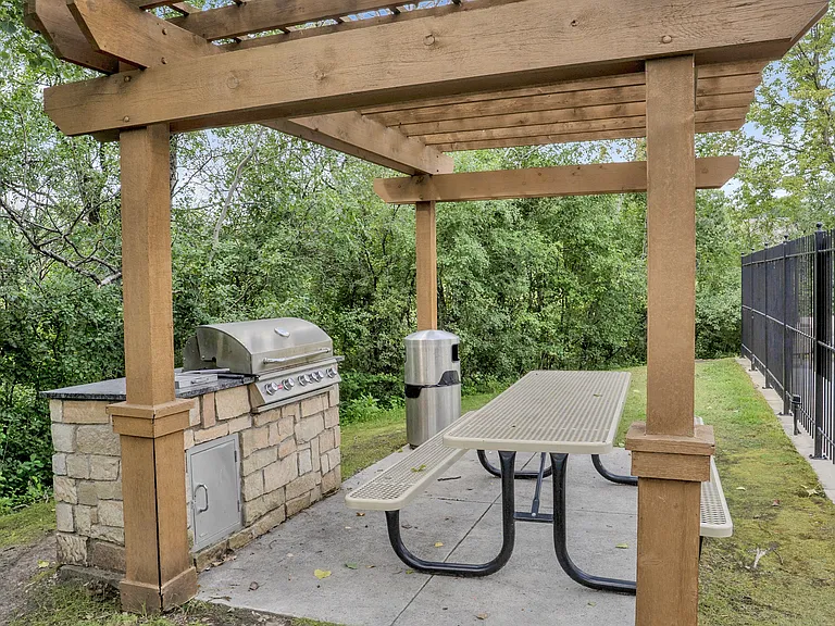 The Woodlands of Minnetonka Apartments — Photo 48