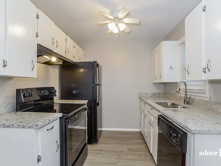 405 Grant St — Photo 2