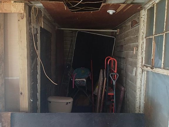 5th image of 903 Woodward St