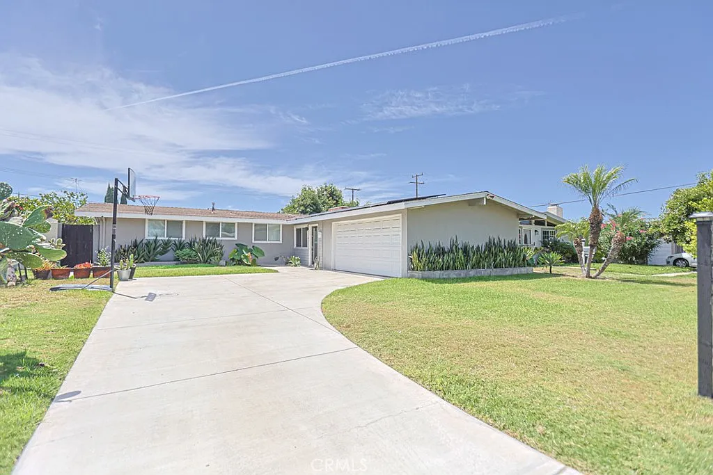 4 bed, 2.0 bath, 1481 sqft, $4,500 — Photo 1