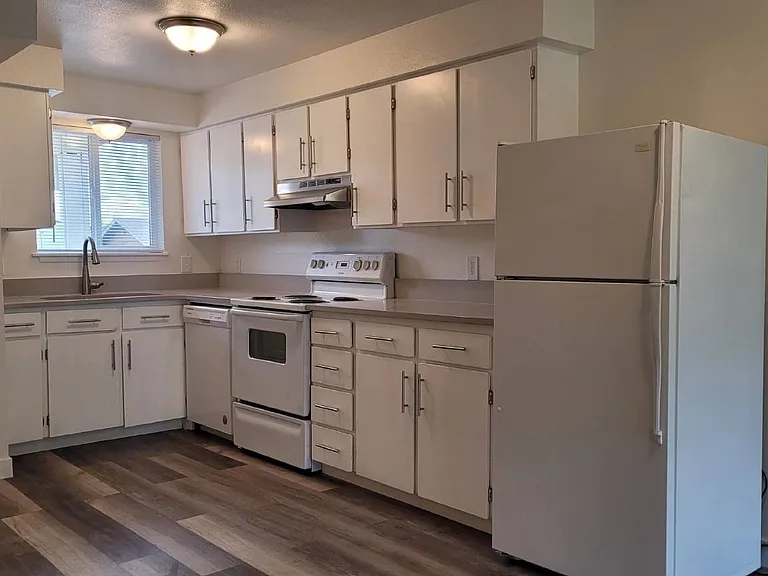 624 NE Housley Ave #3 — Photo 7