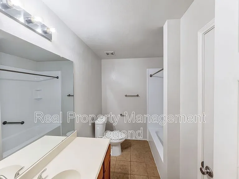 3211 Roundtree Ln — Photo 15