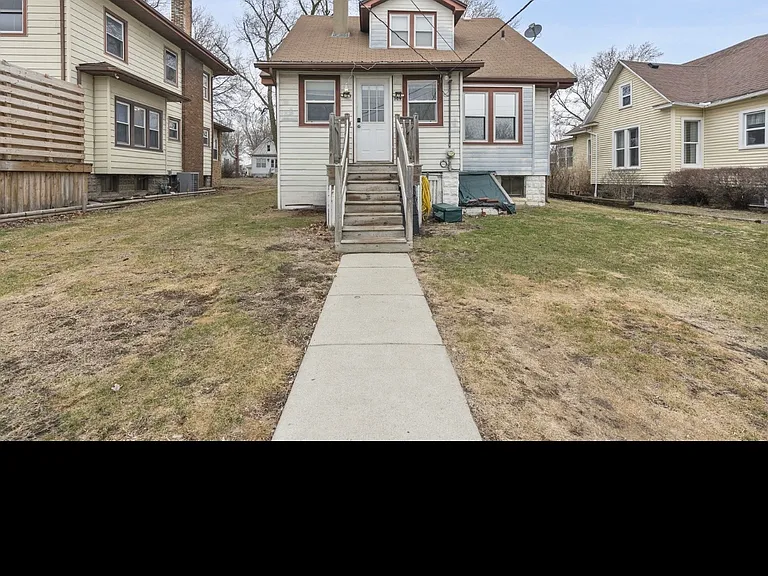 309 E Oak St — Photo 1