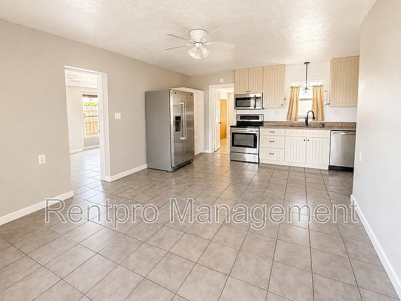 2 bed, 1.0 bath, 1296 sqft, $1,495 — Photo 2
