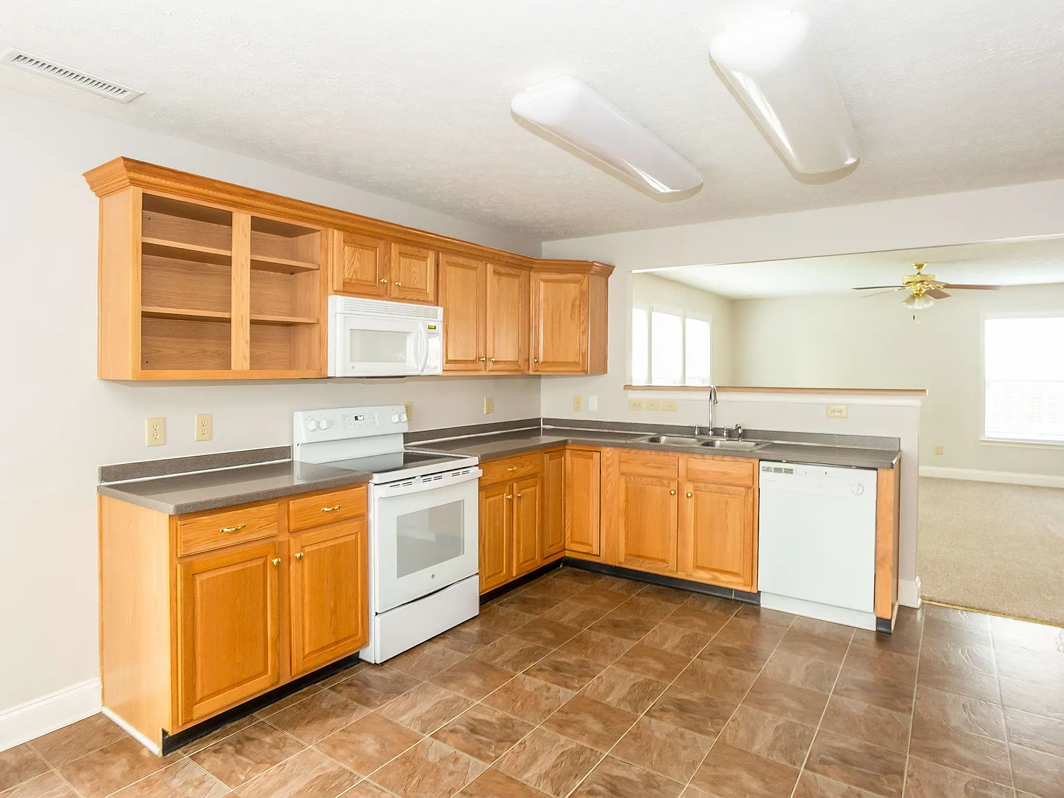 3 bed, 2.5 bath, 3290 sqft, $2,445 — Photo 4