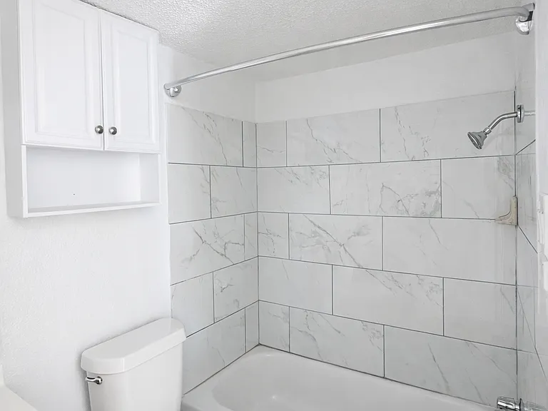 1/2 Bedroom Apartment: Bathroom