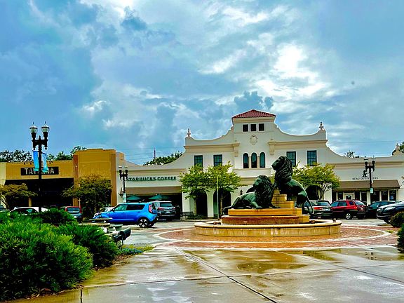 San Marco Square within biking or walking distance. Many restaurants, boutiques and entertainment.