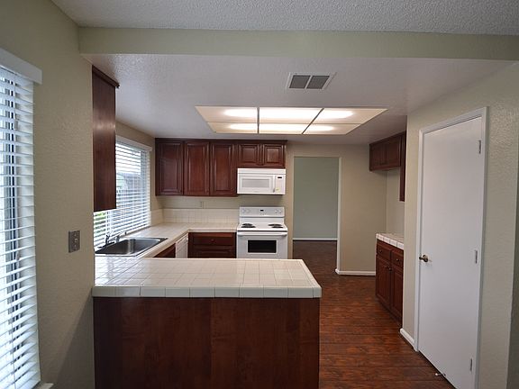 4th image of 4023 De La Vina Way