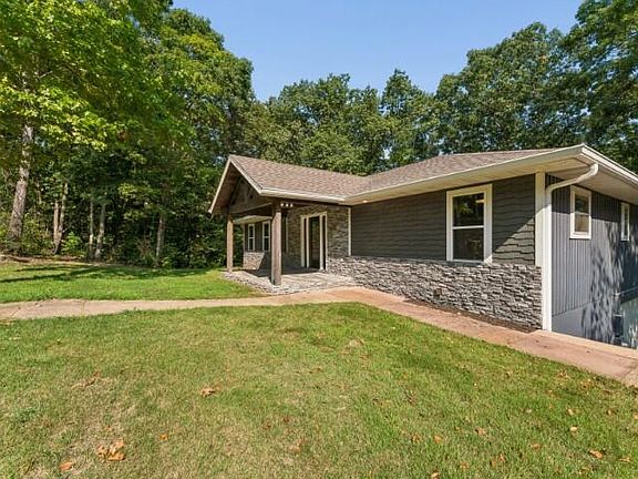 3rd image of 903 Oak Grove Lane