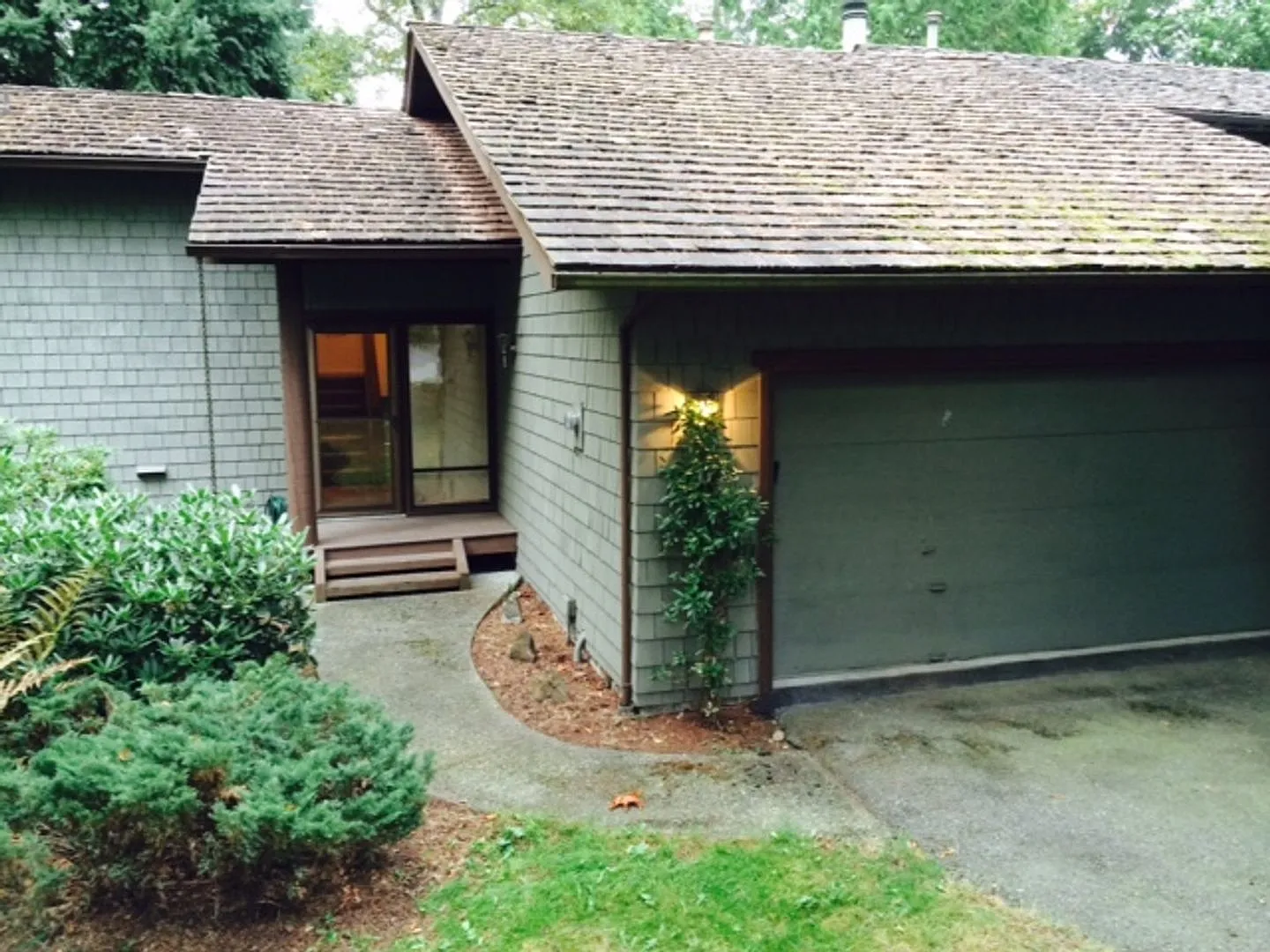 Charming 3bed/2bath Home in Convenient Redmond Location! — Photo 1
