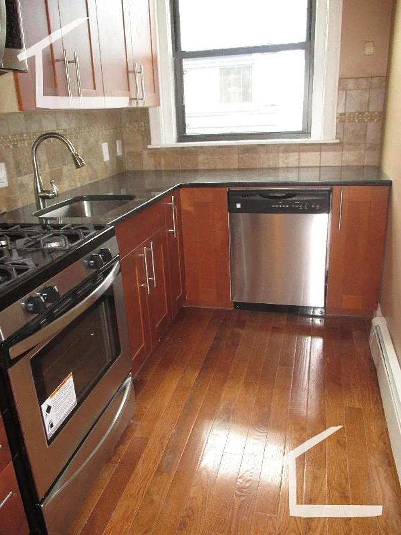 Nicely renovated 4 bed near the Green Line and BC for the upcoming school year! — Photo 1