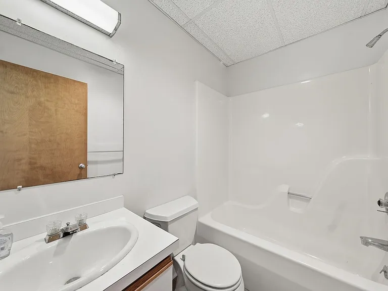 882 Coachway — Photo 34