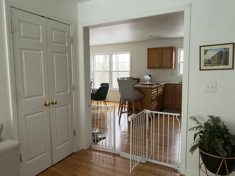 707 Hawley Ln — Photo 3