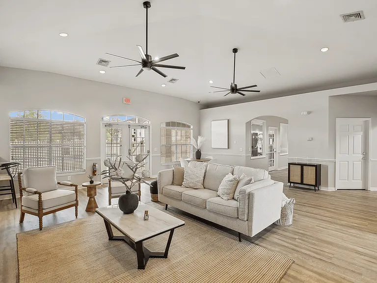Waterford Pointe Apartments — Photo 9