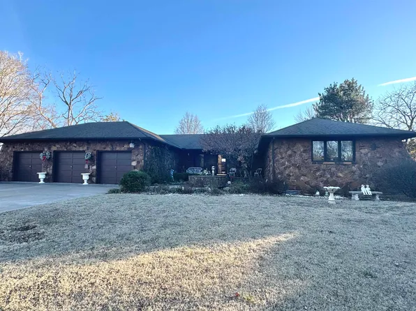 805 Country Club Dr, Newton, KS 67114